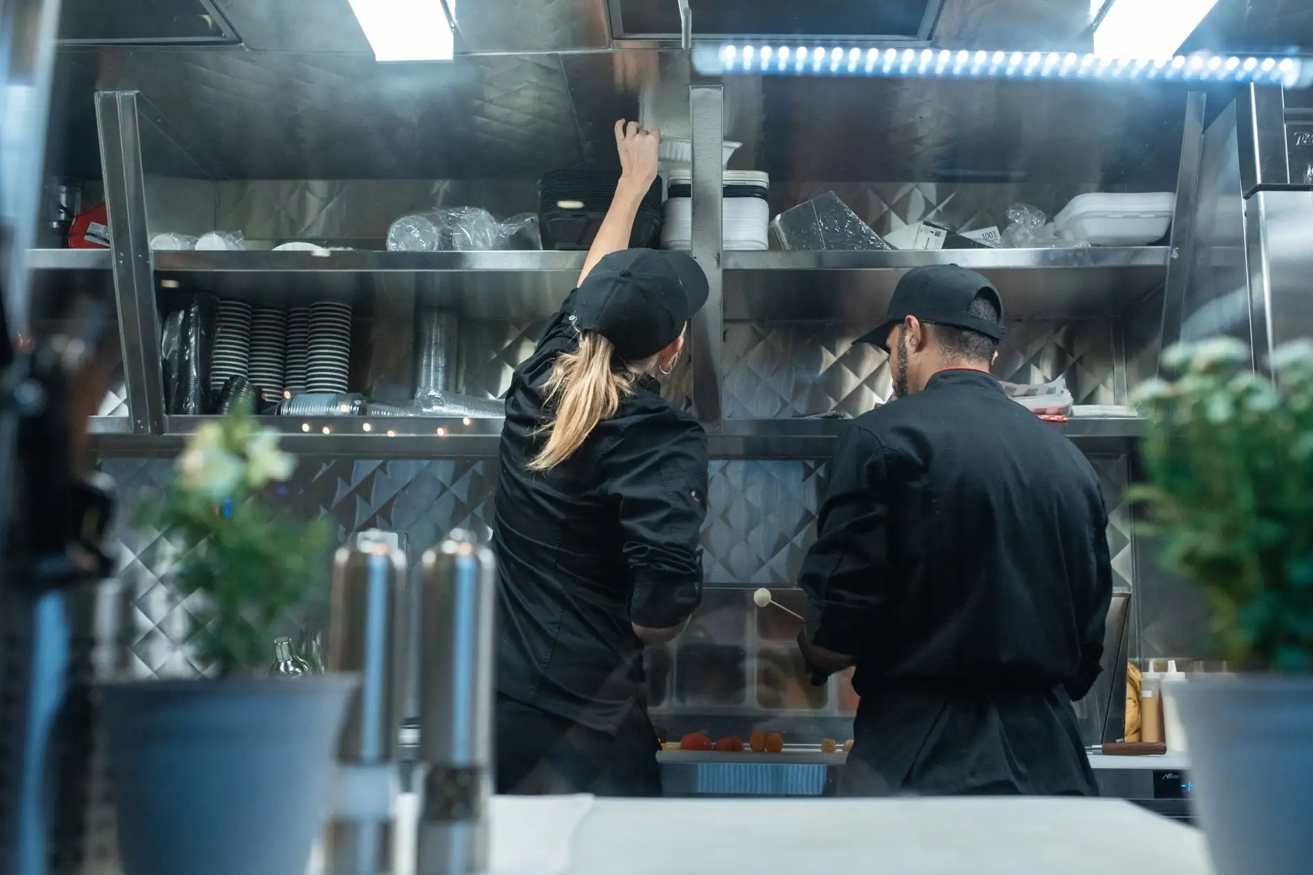 蟑螂饵剂与胶饵的灭活机制差异及餐饮后厨选型要点正文配图 1